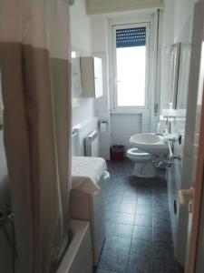 baño con lavabo y aseo y ventana en Novegro Linate 101, en Linate