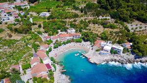 an aerial view of a resort next to a body of water at Idyllisches Haus an Weingärten 30 m von Kiesstrand in Podobuče