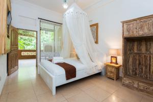 A bed or beds in a room at Ani's Villas