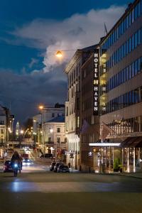 een stadsstraat 's nachts met een gebouw bij Hotel Haven in Helsinki
