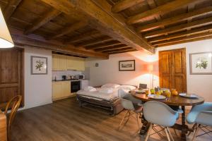 A kitchen or kitchenette at Calzaiuoli loft Még 7 kép