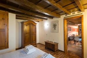 A bed or beds in a room at Calzaiuoli loft