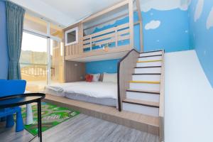 - une chambre pour enfants avec des lits superposés et un escalier dans l'établissement The Railroad Runs, à Taïtung