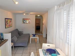 - un salon avec un canapé et une table dans l'établissement Appartamento Ca dal Tilo, à Minusio