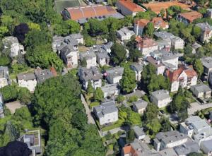 una vista aérea de una ciudad con casas en VIU Garden & Sun, en Sopot