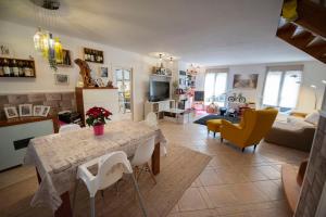 a living room with a table and yellow chairs at Hermosa casa con terraza y jacuzzi en Hendaya in Hendaye