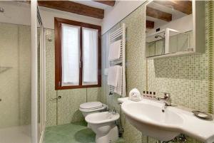 a bathroom with a sink, toilet, and bathtub at Salmaso Apartments in Venice
