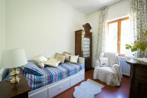 - une chambre avec un lit, une chaise et une fenêtre dans l'établissement I Gelsomini, à Sienne