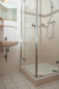 W łazience znajduje się prysznic i umywalka. w obiekcie Waldfrieden Waldheim w mieście Waldheim