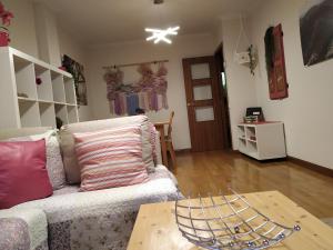 uma sala de estar com um sofá e uma mesa em Piso Turistico Peñuelas de San Blas em Salamanca