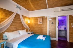 En eller flere senger på et rom på Santorini Beach Resort