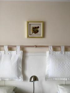 a bed with white pillows and a picture on the wall at Milka's in Oxford +11 photos