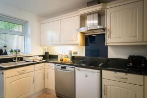 مطبخ أو مطبخ صغير في Exeter city centre entire house with parking