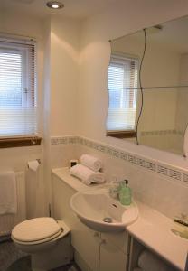 Ett badrum på Kelpies Serviced Apartments-McKay
