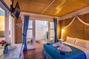 En eller flere senger på et rom på Santorini Beach Resort