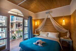 En eller flere senger på et rom på Santorini Beach Resort