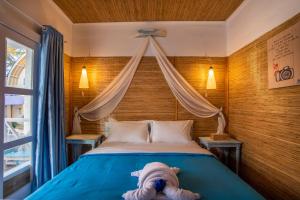En eller flere senger på et rom på Santorini Beach Resort