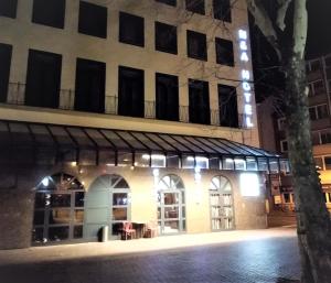 un edificio con ventanas por la noche en M&A Cityhotel Hildesheim, en Hildesheim