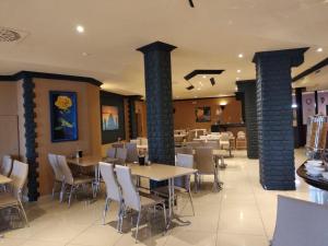 une salle à manger avec des tables et des chaises dans un restaurant dans l'établissement M&A Cityhotel Hildesheim, à Hildesheim