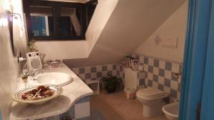 A bathroom at Coros