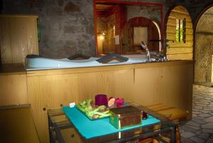 Habitación con bañera y mesa con fregadero. en Holiday Home Veli Brgud, en Jurdani