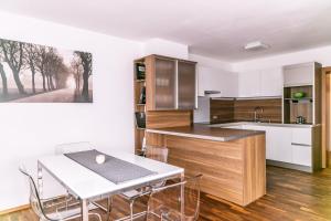 Kuchyň nebo kuchyňský kout v ubytování KRACHER Familienapartment mit Nationalparkblick