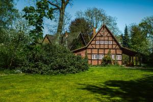 een groot huis in een veld van groen gras bij Ferienhäuser Armsen in Kirchlinteln