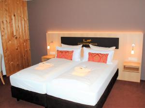 Ein Bett oder Betten in einem Zimmer der Unterkunft Landgasthof Goldener Pflug