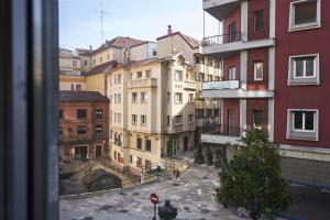einen Blick aus dem Fenster einer Stadt mit Gebäuden in der Unterkunft Foncalada 13 in Oviedo