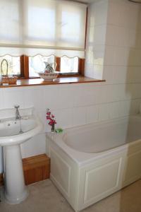 ห้องน้ำของ Barn Cottage - Farm Park Stay with Hot Tub +27 ภาพ