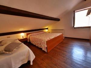1 dormitorio con 2 camas y ventana en Tino Brezza di Mare, en Deiva Marina
