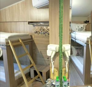 Zimmer mit 2 Etagenbetten in einem Zimmer in der Unterkunft Hotel Allur in Plowdiw
