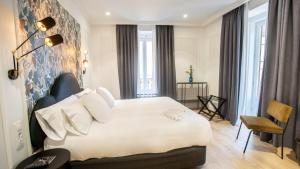 a hotel room with a large bed and a chair at Soho Boutique Opera in Madrid