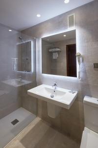 Koupelna v ubytování HOSTAL DOÑA JUANA + 28 fotografií