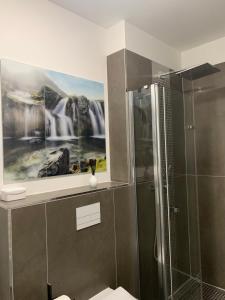 łazienka z prysznicem i obrazem wodospadu w obiekcie Townhouse Apartment Potsdam w Poczdamie +27 zdjęć