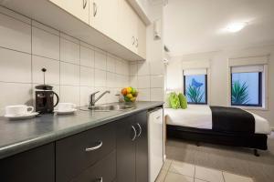 Una cocina o kitchenette en Quest Warrnambool