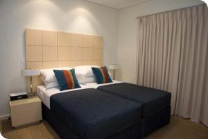 Säng eller sängar i ett rum på Broadwater Mariner Resort