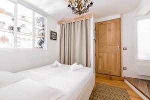 Ein Bett oder Betten in einem Zimmer der Unterkunft Veeve - À la Mode Retreat by the Seine