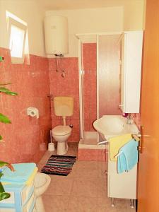 ein Bad mit einem WC und einem Waschbecken in der Unterkunft Apartments Bor - 20m from the beach in Kraj