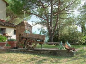 einen Holzwagen mit Vögeln, die oben drauf sitzen in der Unterkunft Corte Di Valle in Greve in Chianti