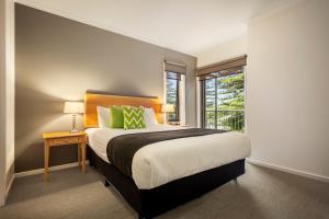Una cama o camas en una habitación de Quest Warrnambool
