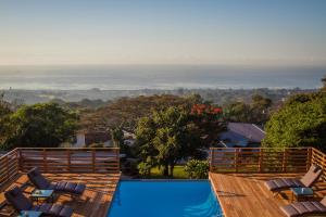 een uitzicht op de oceaan vanuit een huis met een zwembad bij Endless Horizons Boutique Hotel in Durban