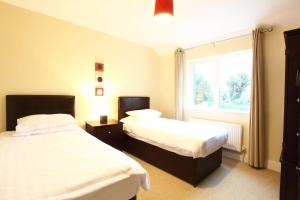 Voodi või voodid majutusasutuse Ardmullen Walnut 3 Bed Holiday Home toas