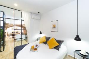 マドリードにあるLA ALCAZABAのベッドルーム(白いベッド、黄色い枕付)