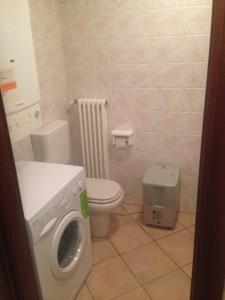 een badkamer met een wasmachine en een toilet bij MAISON CESAR in Cogne