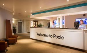 Una bienvenida en el mostrador del vestíbulo del hotel en Poole Quay Hotel, en Poole