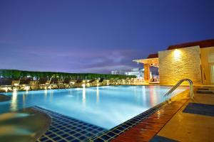Der Swimmingpool an oder in der Nähe von Intimate Hotel Pattaya - SHA Extra Plus