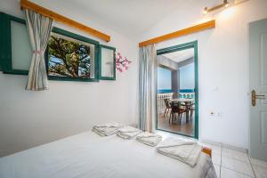 Posteľ alebo postele v izbe v ubytovaní Amarylis Beachfront Studios