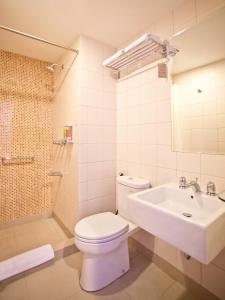 a bathroom with a toilet and a sink and a shower at Amaris Hotel Pratama Nusa Dua in Nusa Dua