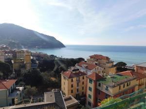 a view of a city with the ocean in the background at Casa Formis in Levanto